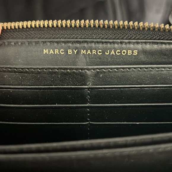 Marc by Marc Jacobs black leather zippered wallet - Picture 5 of 11